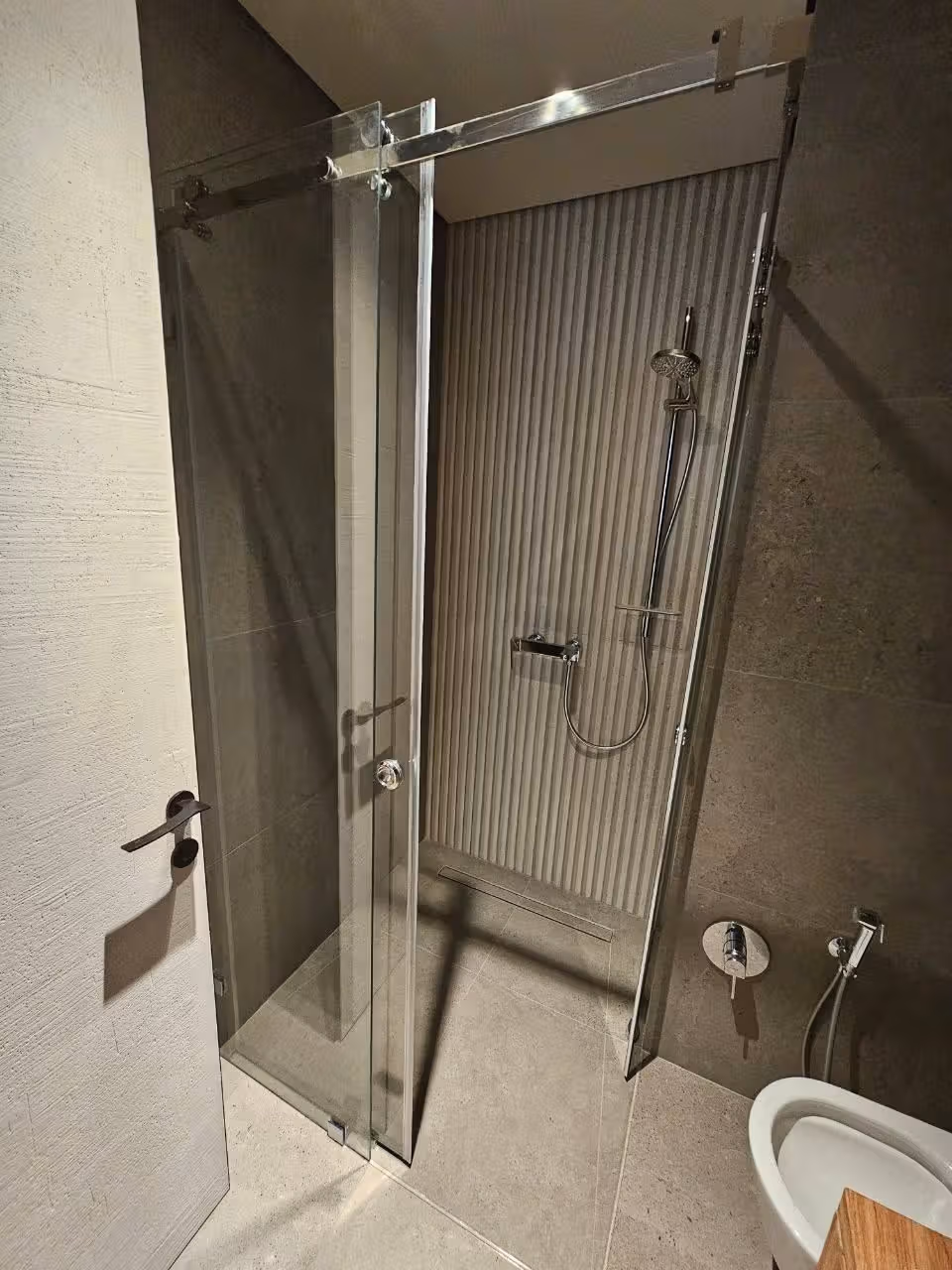 Раздвижная угловая душевая кабина из Float-стекла с хромовой фурнитурой, Адлерский район, Сочи — изготовление и монтаж под ключ