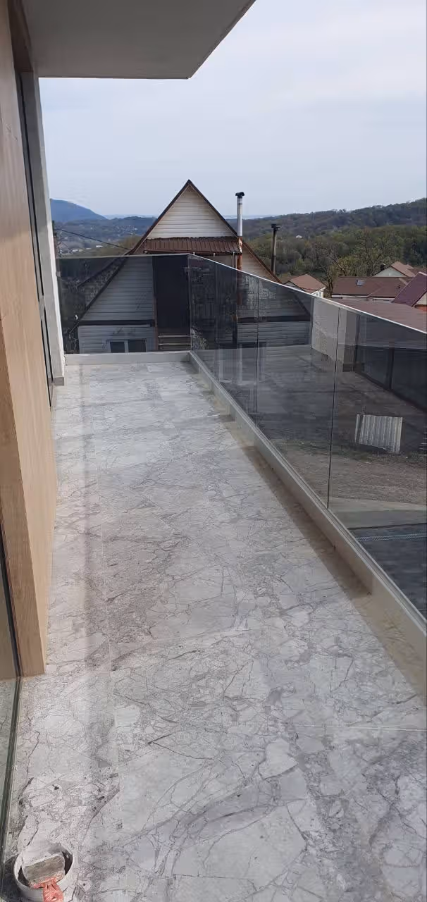 Маршевая лестница из стекла