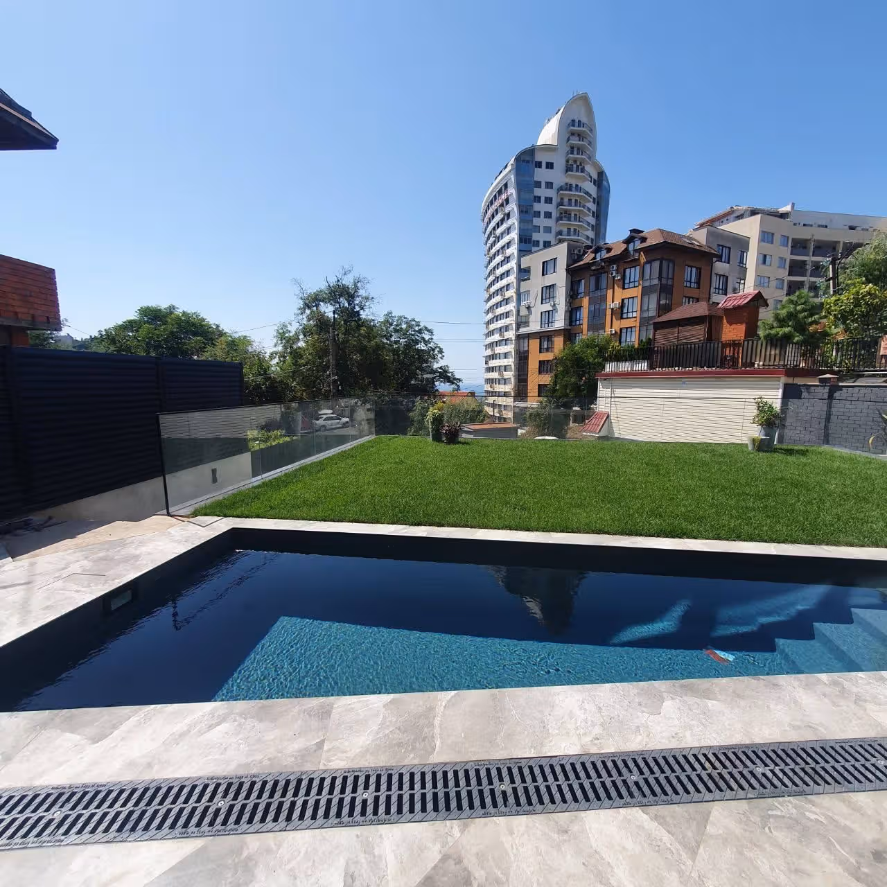 Стеклянное ограждение в зажимном профиле  в частном доме