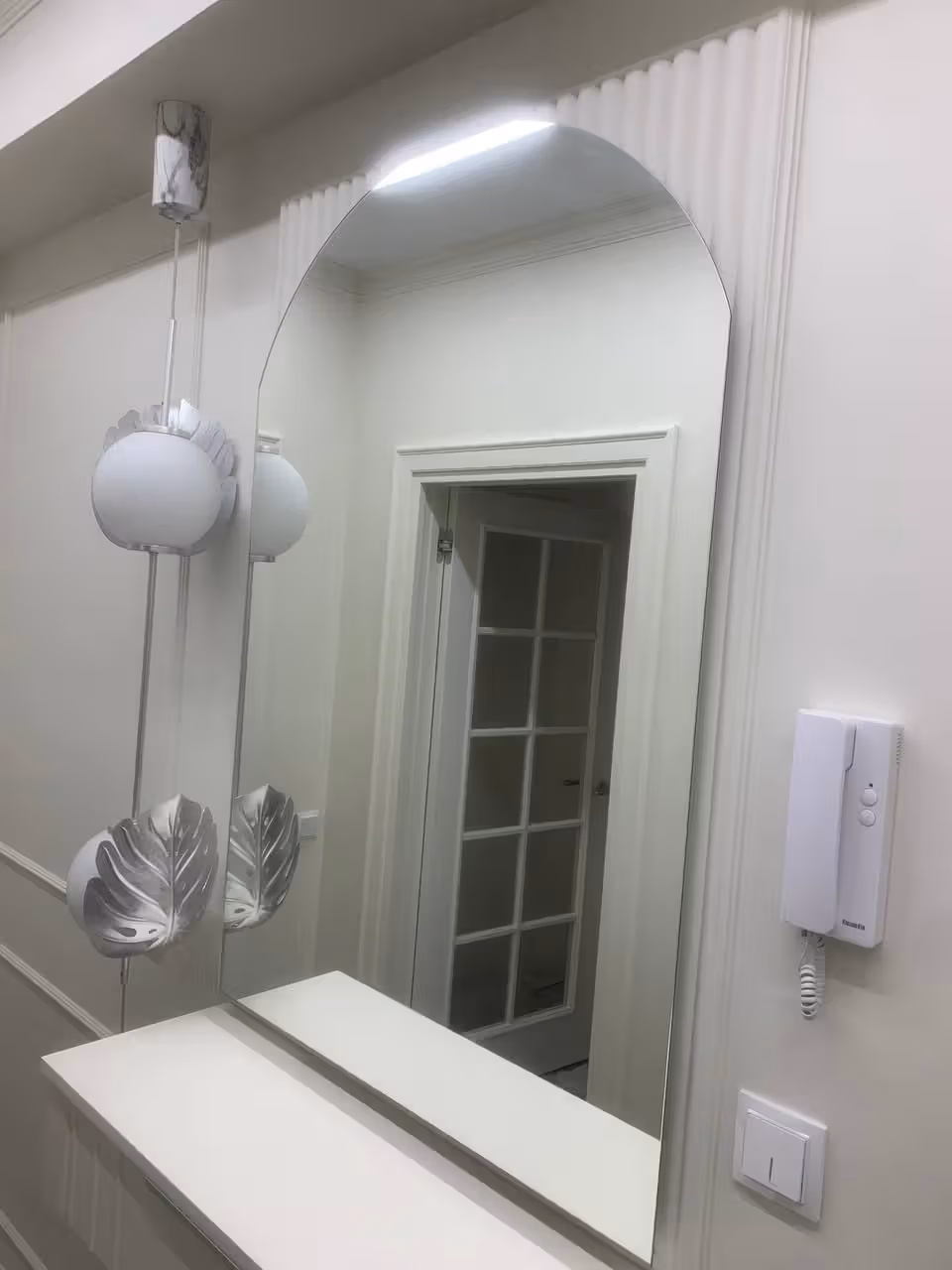 Арочное зеркало с LED-подсветкой в Сочи — производство и установка под ключ