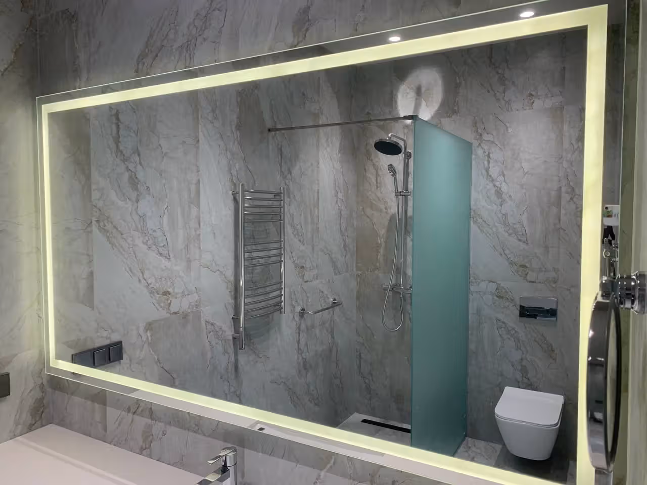 Прямоугольное зеркало с фронтальной LED-подсветкой в Адлере, Сочи — изготовление и монтаж на заказ